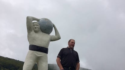 Iñaki Perurena, la semana pasada junto a una de las esculturas de su museo al aire libre en el caserío de Gorritinea en Leitza.