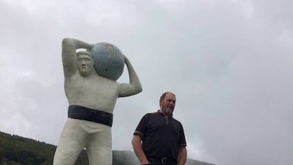 I&ntilde;aki Perurena, la semana pasada junto a una de las esculturas de su museo al aire libre en el caser&iacute;o de Gorritinea en Leitza.