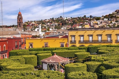 Hemos seleccionado una lista con diez ciudades coloniales muy bonitas en diez países de América. México tiene muchas poblaciones de gran belleza que conservan intacto su pasado español: Oaxaca, Mérida, Guanajuato, Zacatecas, Puebla… Hemos escogido San Miguel de Allende (Guanajuato) por su conjunto de edificios bien conservados de los siglos XVII y XVIII, sus calles empedradas, sus patios arbolados y su hermosa plaza Principal (en la foto).