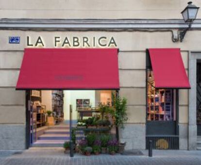 Fachada de la sede de La Fábrica en Madrid.