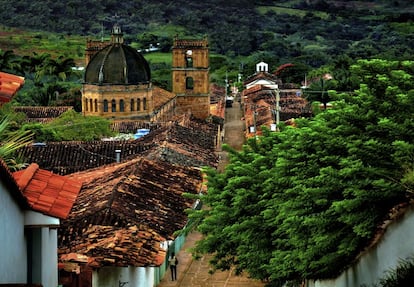 La calma y el silencio imperan en este municipio del departamento de Santander. El blanco, el verde y el ocre son los colores predominantes de sus calles, que aún conservan el estilo andaluz de la colonia. Los parques naturales que rodean la localidad son uno de los reclamos para los visitantes, que a partir de ahora encontrarán en Barichara uno de los itinerarios de las Rutas de la Paz elaboradas por el Gobierno de Colombia. Los más atrevidos podrán saborear las hormigas culonas, características de la zona.