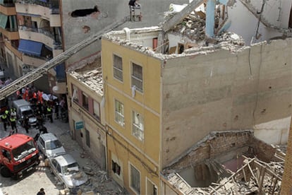 Los tres edificios que quedaron prácticamente destruidos por una explosión ayer en Alicante.