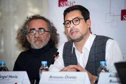 El presidente de la SGAE, José Ángel Hevia (d), junto a Teo Cardala (i), durante la presentación de los nuevos estatutos. 