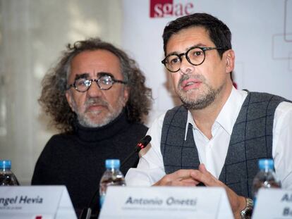 El presidente de la SGAE, José Ángel Hevia (d), junto a Teo Cardala (i), durante la presentación de los nuevos estatutos. 