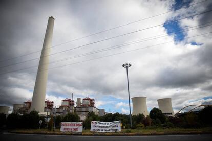 Pancartas de protesta en la central térmica de Endesa en As Pontes.