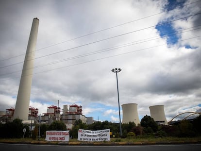 Pancartas de protesta en la central térmica de Endesa en As Pontes.