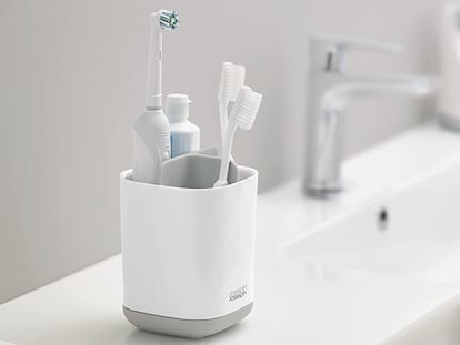 Los vasos para cepillos de dientes cuentan con compartimentos y bases antideslizantes.
