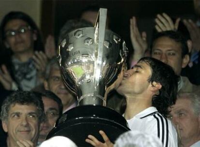 Raúl besa la Copa