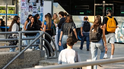 Jóvenes en el entorno de la Complutense de Madrid.