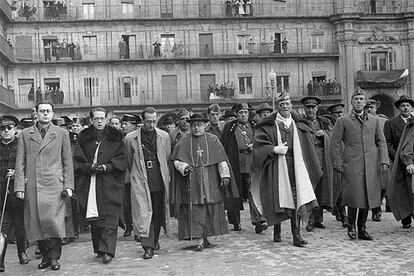 Salamanca, 16 de enero de 1939. El cardenal primado de España, Isidro Gomá, con José Millán Astray, Francisco de Borbón y de la Torre, y Gabriel Arias Salgado, en la manifestación  llevada a cabo en la plaza Mayor para celebrar la toma de la ciudad de Tarragona por las tropas de Franco.