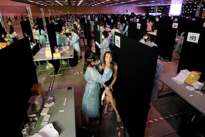 Trabajadores sanitarios realizando pruebas a los asistentes al festival Crüilla. 