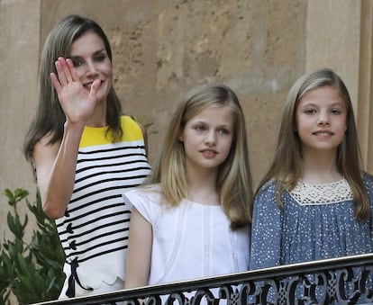 En la imagen, doña Letizia y sus dos hijas en los jardines del Palacio de Marivent de Palma de Mallorca, en 2017.