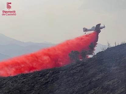 Los bomberos trabajan en la extinción del incendio de Artana, en Castellón.