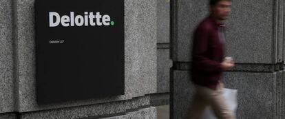 Logotipo de Deloitte en la fachada de su oficina en Londres