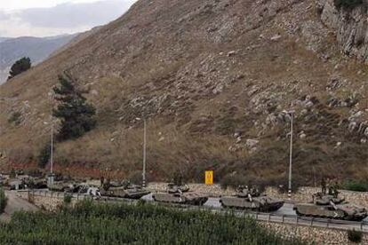 En la imagen, tanques israelíes se dirigen hacia la frontera con Líbano.