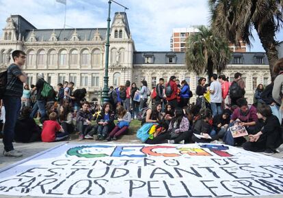 Protesta de estudiantes secundarios frente al ministerio de Educación en Buenos Aires.