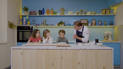 El chef Jordi Roca junto a varios niños durante un capítulo de 'Aprendemos juntos Kids'.