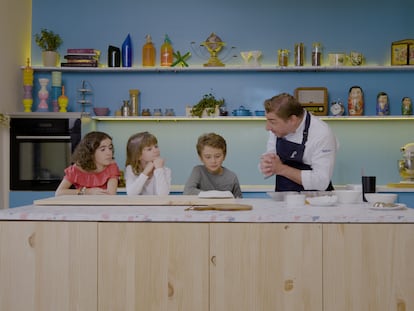 El chef Jordi Roca junto a varios niños durante un capítulo de 'Aprendemos juntos Kids'.