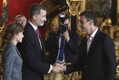 El secretario general del PSOE, Pedro Sánchez, es saludado por los Reyes.
