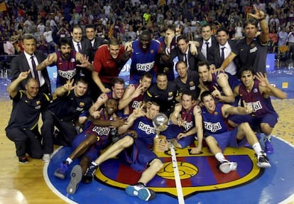 Los jugadores del Barcelona celebran su título de la Liga Endesa.