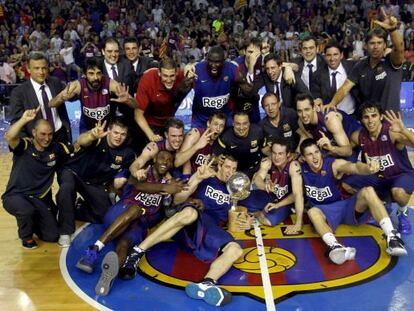 Los jugadores del Barcelona celebran su título de la Liga Endesa.