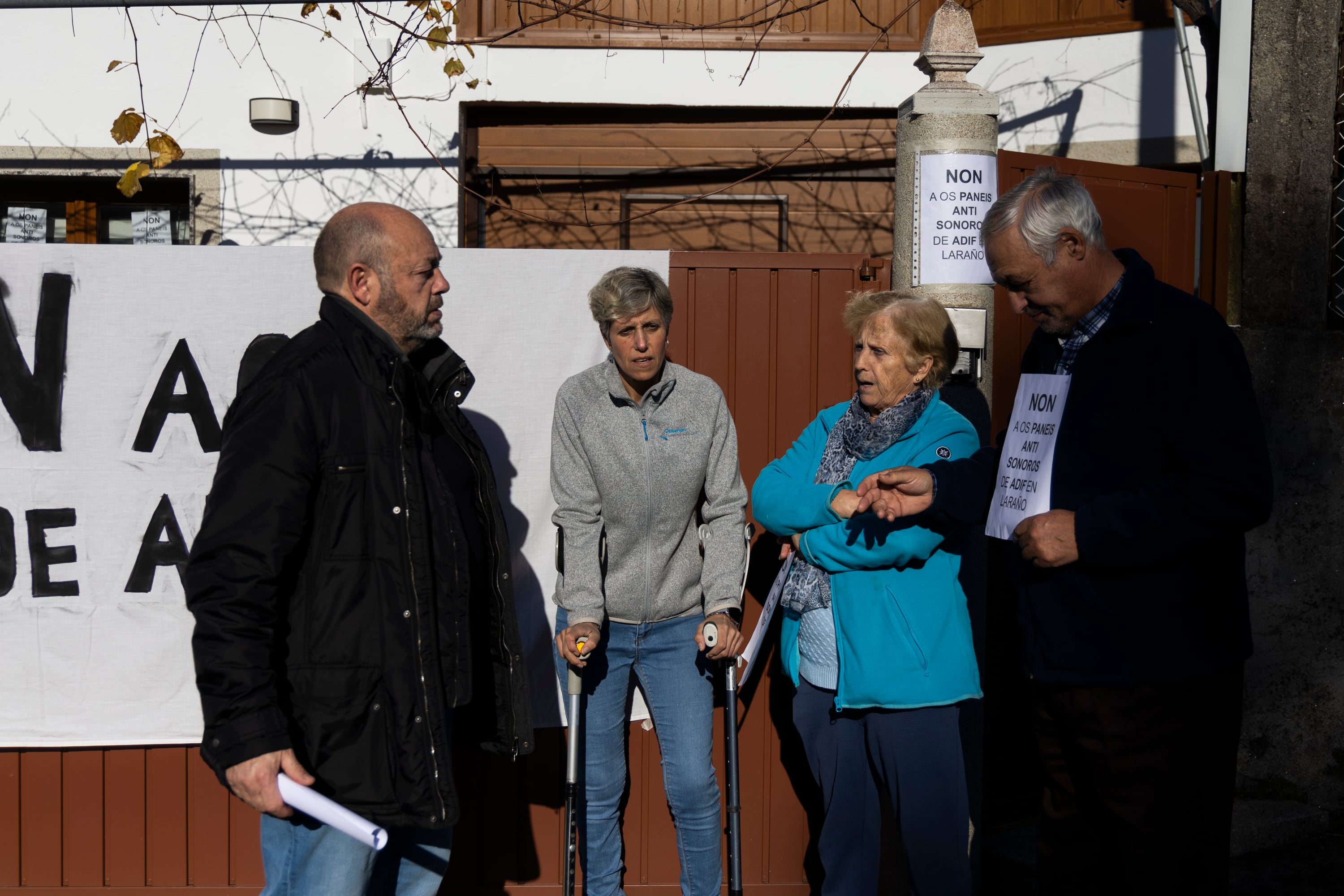 De izquierda a derecha, Julio Luis Fernández, presidente vecinal, con Lourdes Forján, Milagros Mosquera y Luis Forján en Laraño.