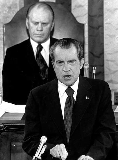 Gerald Ford, vicepresidente desde hacía apenas nueve meses tras el escándalo financiero que forzó la salida de Spiro Agnew, fue nombrado 38º presidente de Estados Unidos el mismo día en que renunció Nixon, el 9 de agosto de 1974. "Nuestra larga pesadilla nacional ha terminado", declaró
entonces. En la imagen, en primer plano Richard Nixon y al fondo Ford, cuando era vicepresidente.