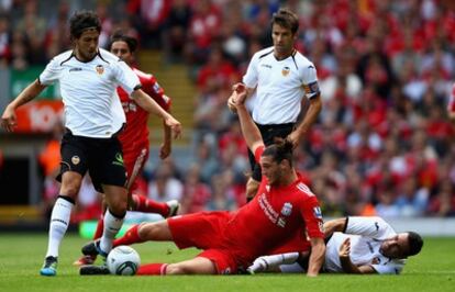 Andy Carroll pelea por un balón con Adil Rami y Parejo ante la mirada de Albelda.