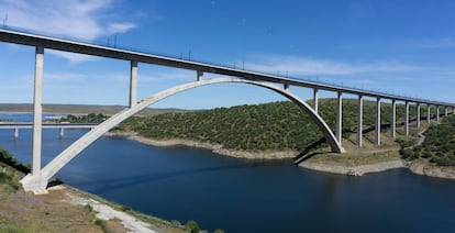 Viaducto sobre el río Almonte (Extremadura) de la línea de alta velocidad.