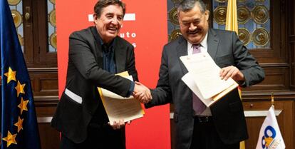 El director del Instituto Cervantes, Luis García Montero, y el rector de la Universidad Autónoma de Nuevo León (México), Santos Guzmán, rubricaron ayer un acuerdo que refuerza la colaboración académica, cultural y en materia de bibliotecas.