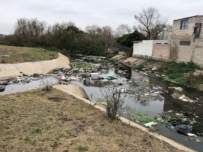 La basura acumulada en el recodo de la cañada de Bajo Valencia.