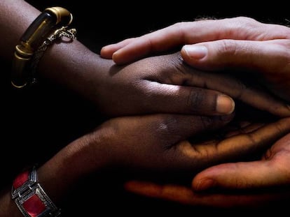 Las manos de una mujer africana a quien se le realiz&oacute; una reconstrucci&oacute;n del cl&iacute;toris en la cl&iacute;nica Dexeus de Barcelona en 2010 y su m&eacute;dico. 