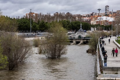 Vista del río Manzanares desde el puente de Segovia, este viernes. 