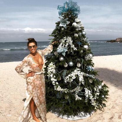 Eva Longoria, sin embargo, ha preferido recibir el Año Nuevo tomando el sol en la playa. Eso sí, los motivos navideños que no falten aunque sea en un paraíso tropical al lado del mar.