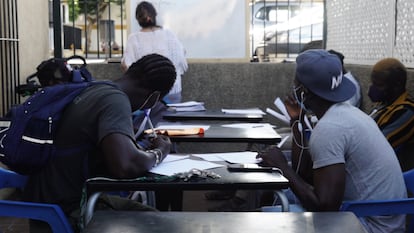 Grupo de trabajadores del campo extranjeros reciben clases de español en el centro de día de ASNUCI.