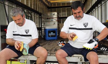 Miguel Zambrana, derecha, y su compañero Juan Carlos Salcedo, limpian botas con cepillo.