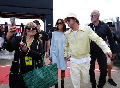 Brad Pitt, acompa?ado de Ins de Ramn, se toma una foto con una aficionada en el circuito de Silverstone, durante el Gran Premio de Frmula 1 de Gran Breta?a, en Northampton, el 7 de julio de 2024.