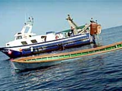 Uno de los barcos de madera hundidos ayer frente a la costa de Gandia para crear un arrecife.