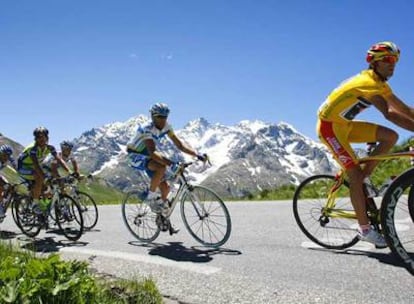 Valverde y Contador, durante la ascensión a La Madeleine.