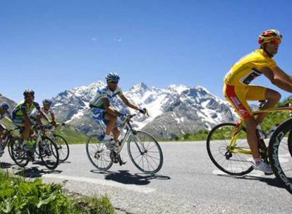 Valverde y Contador, durante la ascensión a La Madeleine.