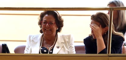 La alcaldesa de Valencia, Rita Barberá, sonríe en la tribuna de oradores