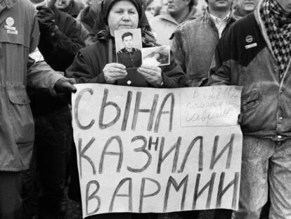 Manifestante en Moscú con una pancarta en protesta por la muerte de su hijo soldado.