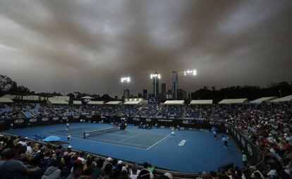 Vista general del partido del Open Australia, disputado en Melbourne, entre los tenistas Roberto Bautista Agut y Michael Mmoh.