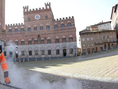 Trabalhador limpa a Piazza del Campo, em Siena, na Itália.