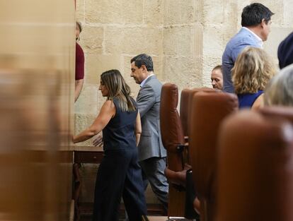 El presidente andaluz, Juan Manuel Moreno, abandona este jueves el salón de plenos del Parlamento andaluz.