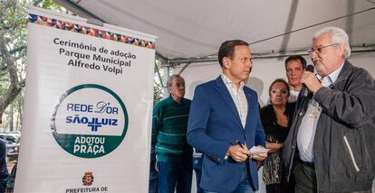 Natalini com o prefeito João Doria em abril.