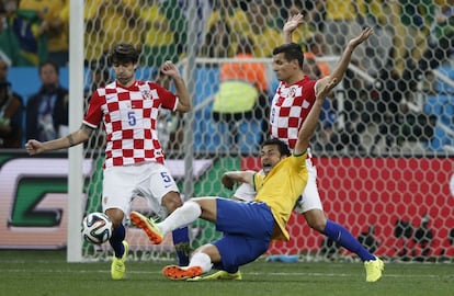 El delantero del Brasil Fred es objeto de penalti por parte de la defensa croata.