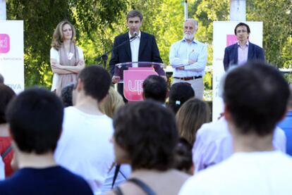 Los candidatos David Ortega (en el atril) y Luis de Velasco, solo con camisa, en un mitin reciente.