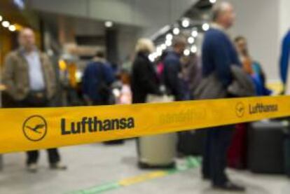 Pasajeros esperan junto a los mostradores de la compañía aérea Lufthansa en el aeropuerto de Fráncfort (Alemania). EFE/Archivo