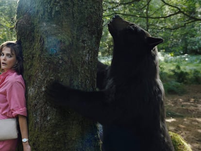 Keri Russell, con el úrsido protagonista de 'Oso vicioso'.